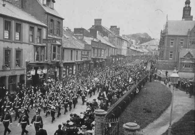 MerthyrTydfil_HighStreet_StDavidsChurchParade11-9-1898_28thWelshFusiliers_DuringGreatStrike.JPG (177917 bytes)