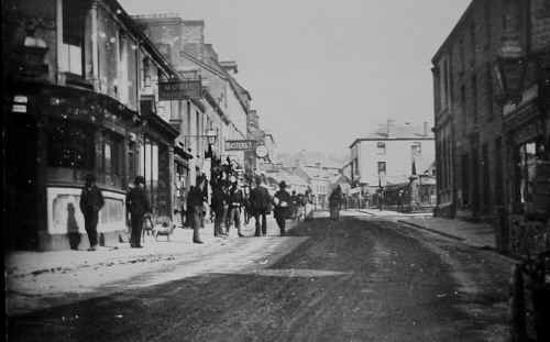 MerthyrTydfil_Town_High Street_Circa1900.JPG (135650 bytes)